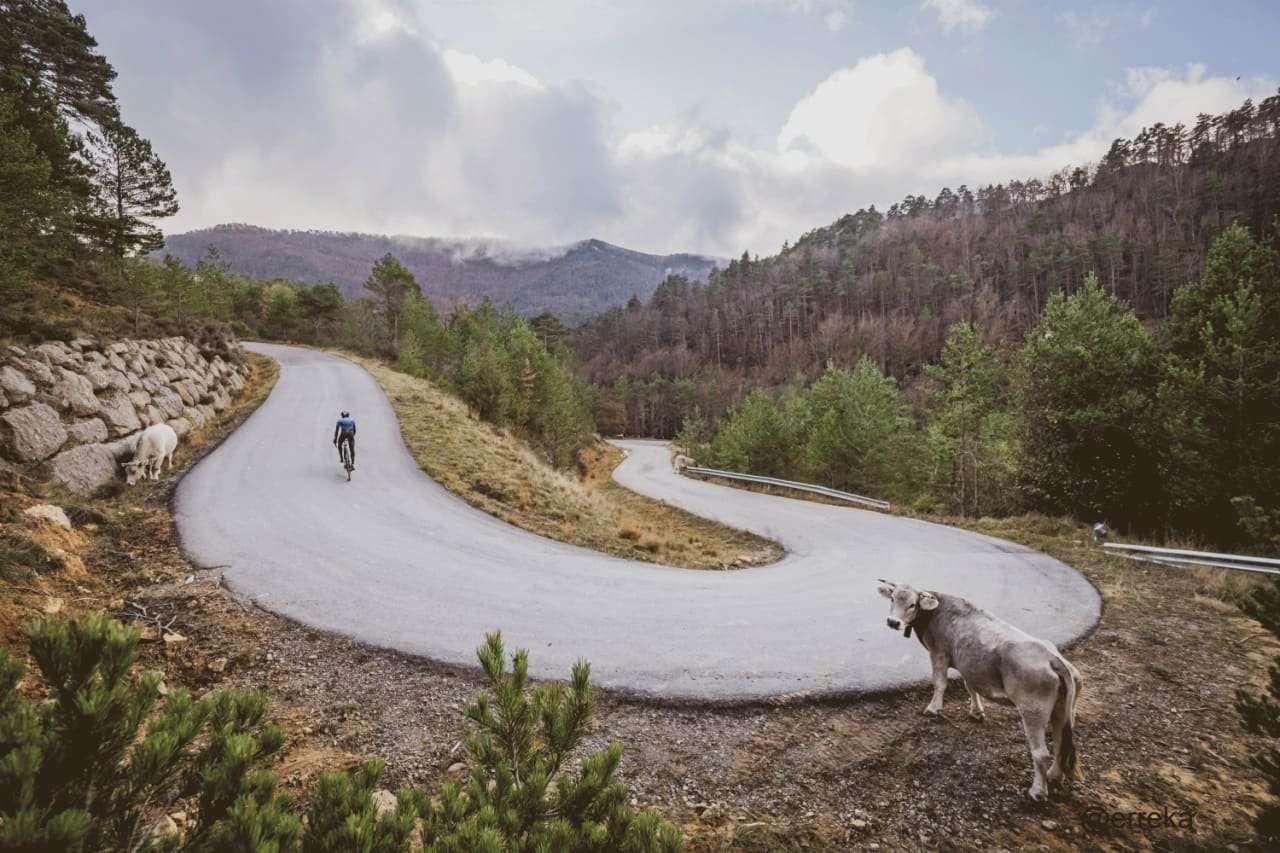 Revolt de carretera amb ciclista